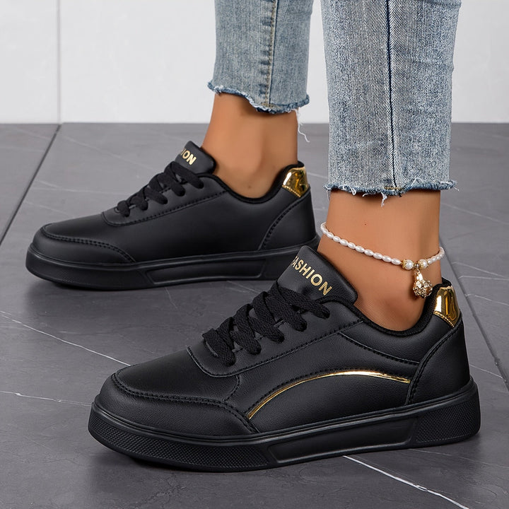 Mirla | Dam Sneakers i Enfärgad Utförande med Snörning och Mjuk Sula-Eva Jonsson