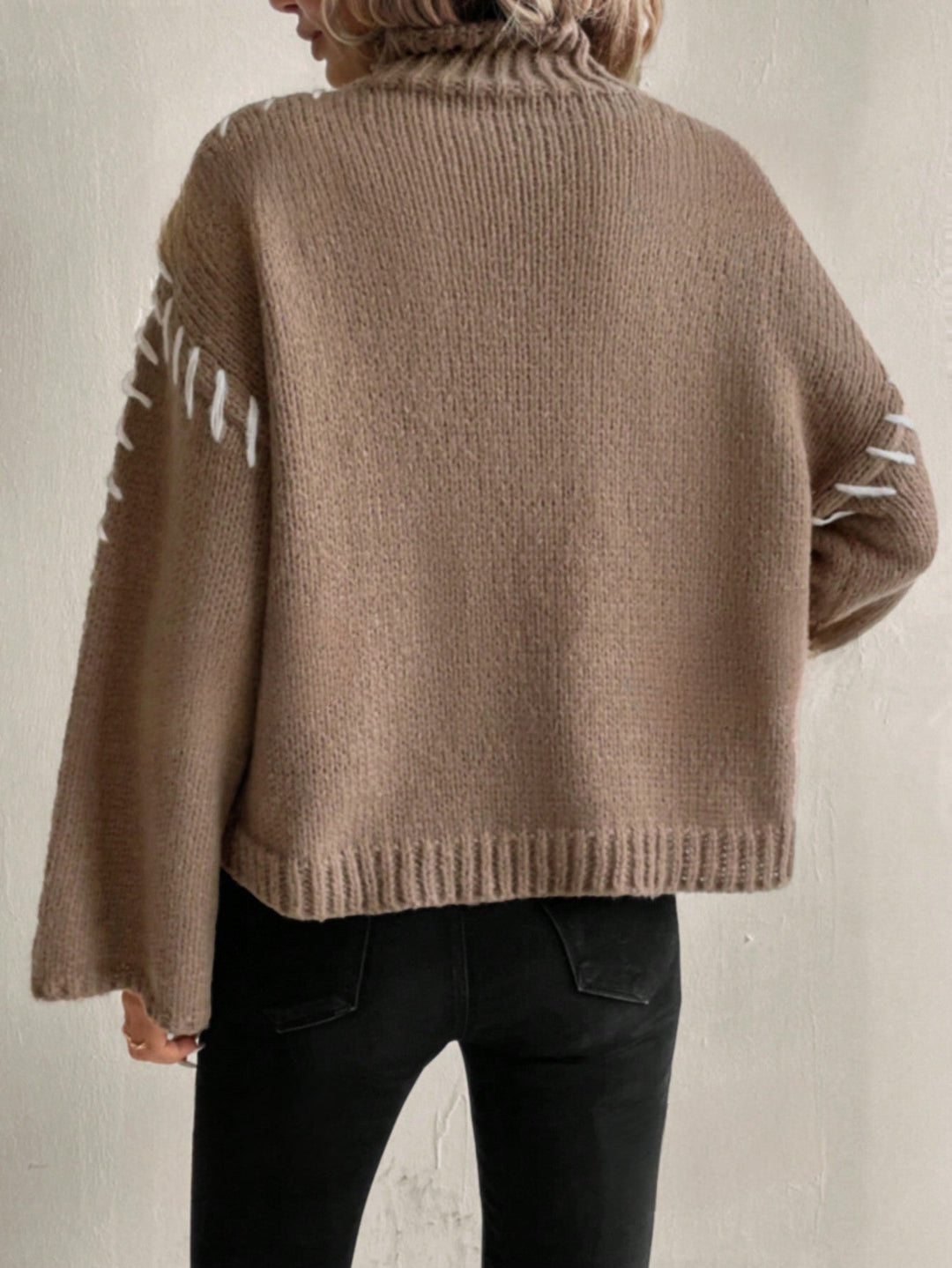 Mirla | Damens Patchwork Stickad Tröja med Kontrasterande Färger och Rullkrage-Eva Jonsson