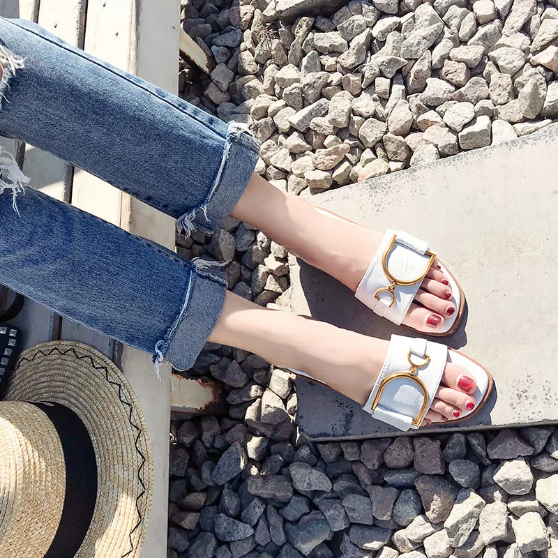 Mirla | Damenspatz i läder med fyrkantig tådesign, designer-flats med metalldekoration, utomhusflip-flops, gummisula-Eva Jonsson