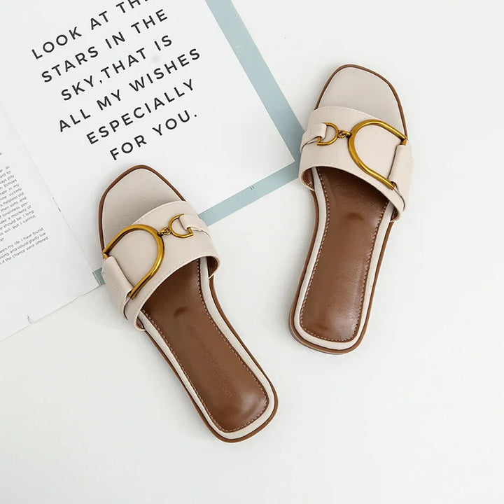 Mirla | Damenspatz i läder med fyrkantig tådesign, designer-flats med metalldekoration, utomhusflip-flops, gummisula-Eva Jonsson