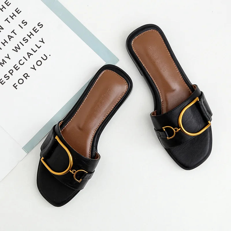 Mirla | Damenspatz i läder med fyrkantig tådesign, designer-flats med metalldekoration, utomhusflip-flops, gummisula-Eva Jonsson
