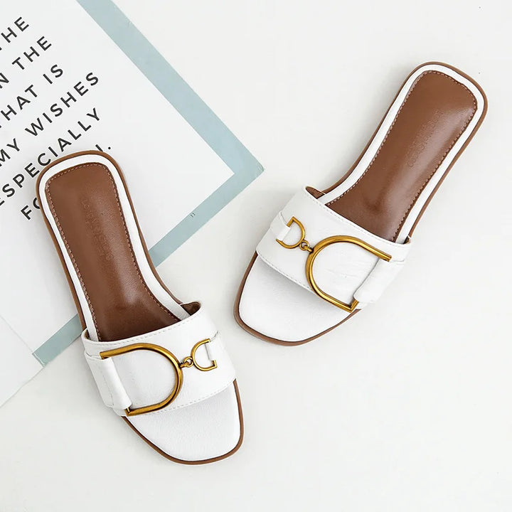 Mirla | Damenspatz i läder med fyrkantig tådesign, designer-flats med metalldekoration, utomhusflip-flops, gummisula-Eva Jonsson