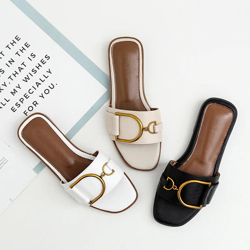 Mirla | Damenspatz i läder med fyrkantig tådesign, designer-flats med metalldekoration, utomhusflip-flops, gummisula-Eva Jonsson