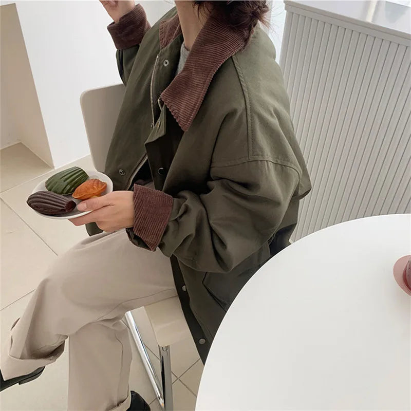 Mirla | Dams Vintage-Stil Jacka med Vändbar Krage och Stora Fickor-Eva Jonsson