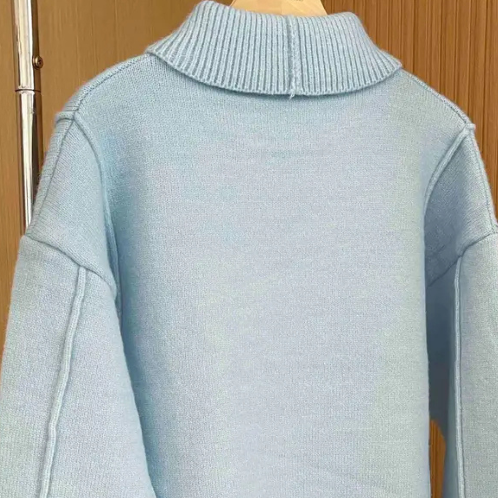 Mirla | Damstickad Tröja I – Tidlös Design I Aprikos, Himmelsblå och Vit-Eva Jonsson