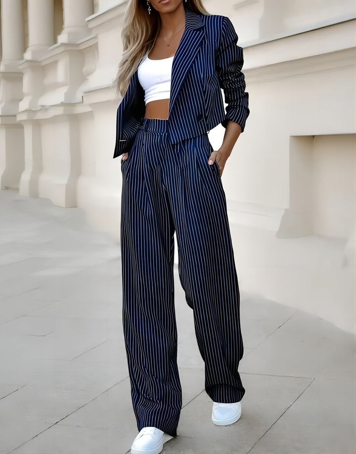 Mirla | Dela Blazer och Byxor - Randig Cropped Blazer och Vida Byxor med Hög Midja-Eva Jonsson
