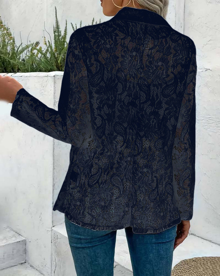 Mirla | Elegant, Enfärgad Kappa med Blommig Spetsrevers-Eva Jonsson