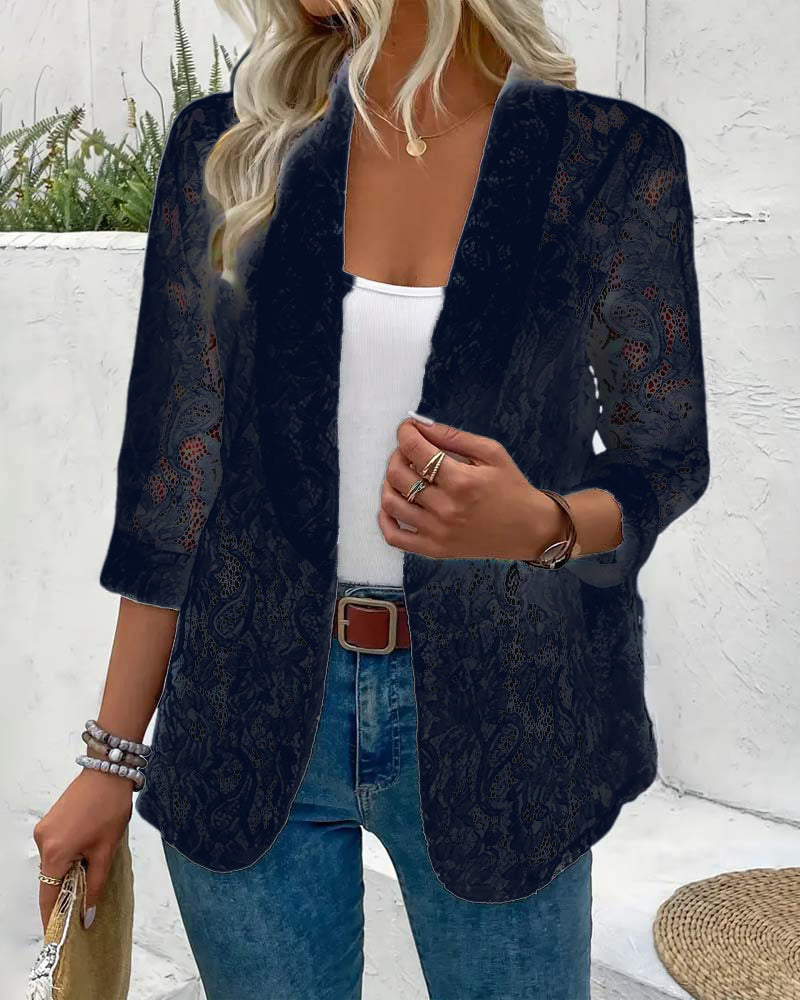 Mirla | Elegant, Enfärgad Kappa med Blommig Spetsrevers-Eva Jonsson