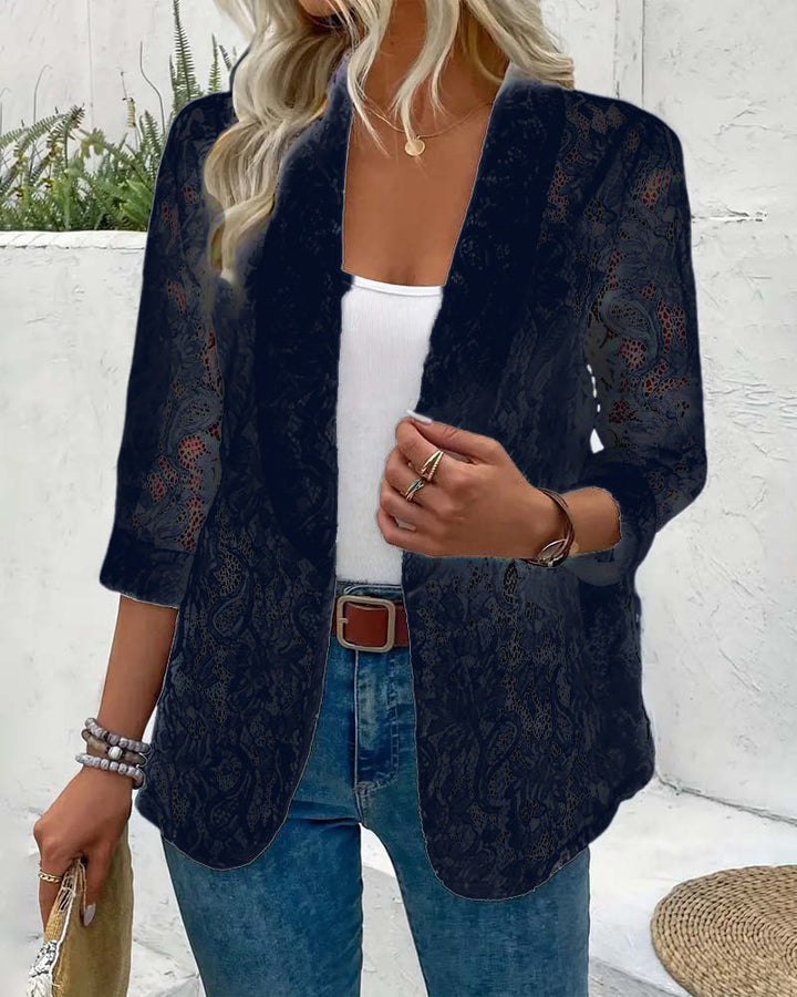 Mirla | Elegant, Enfärgad Kappa med Blommig Spetsrevers-Eva Jonsson