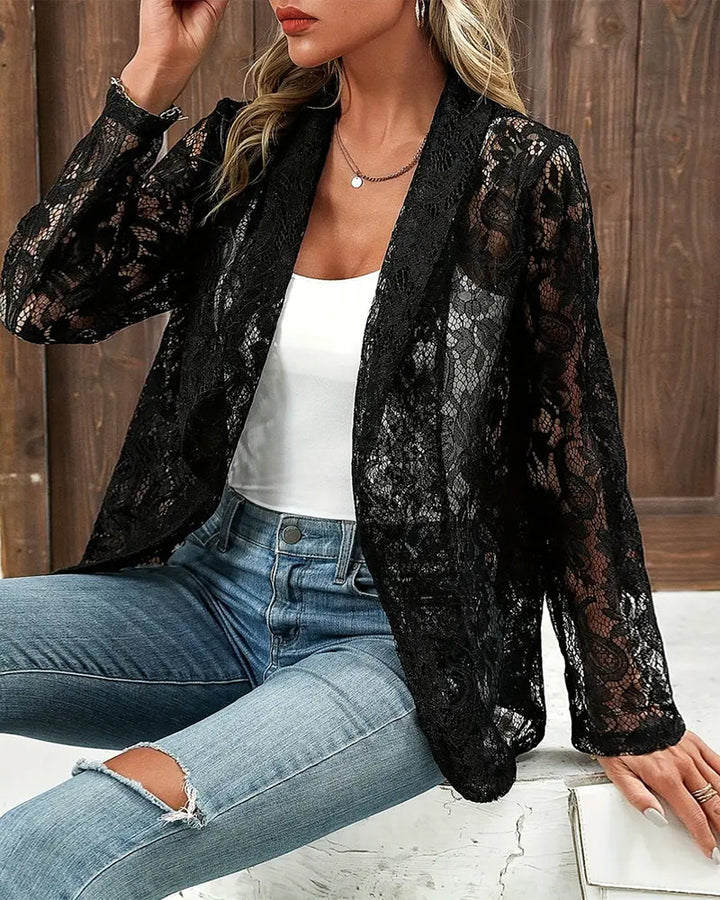 Mirla | Elegant, Enfärgad Kappa med Blommig Spetsrevers-Eva Jonsson