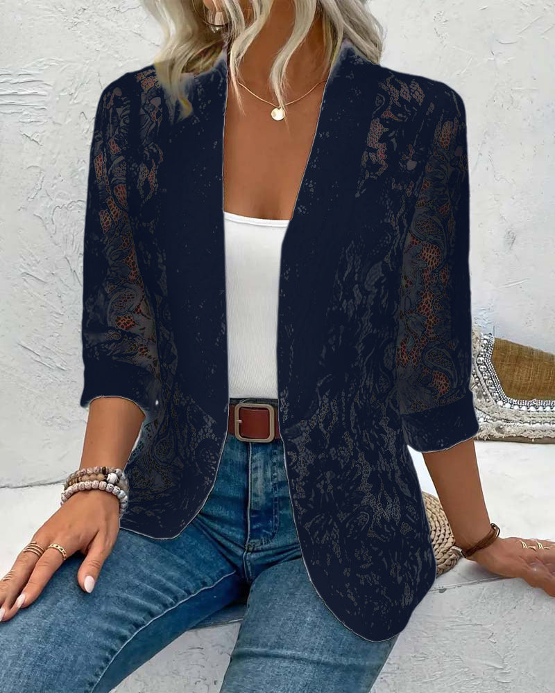 Mirla | Elegant, Enfärgad Kappa med Blommig Spetsrevers-Eva Jonsson