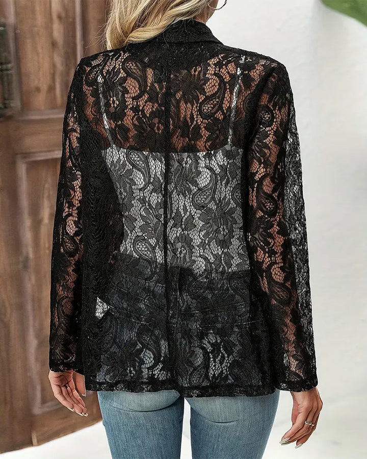 Mirla | Elegant, Enfärgad Kappa med Blommig Spetsrevers-Eva Jonsson