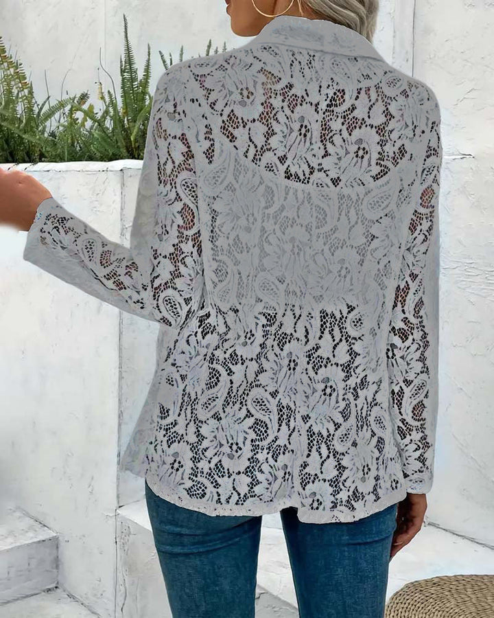 Mirla | Elegant, Enfärgad Kappa med Blommig Spetsrevers-Eva Jonsson