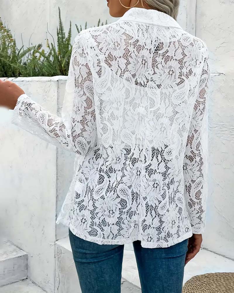 Mirla | Elegant, Enfärgad Kappa med Blommig Spetsrevers-Eva Jonsson