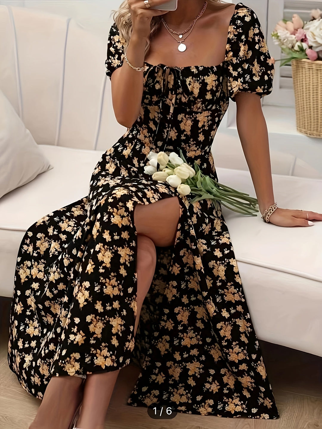 Mirla | Elegant blommig klänning med slits och puffärmar Perfekt för vår och sommar-Eva Jonsson