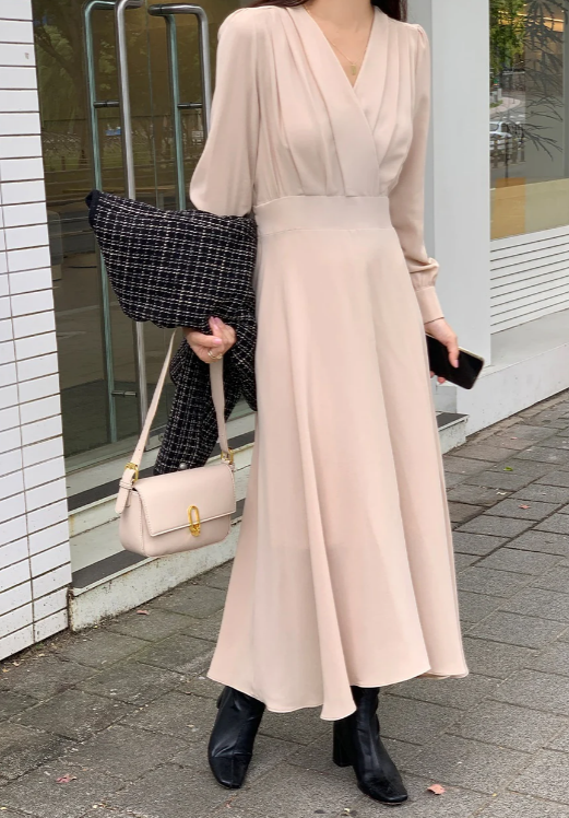 Mirla | Elegant klänning med puffärmar och V-ringning I A-linje-Eva Jonsson