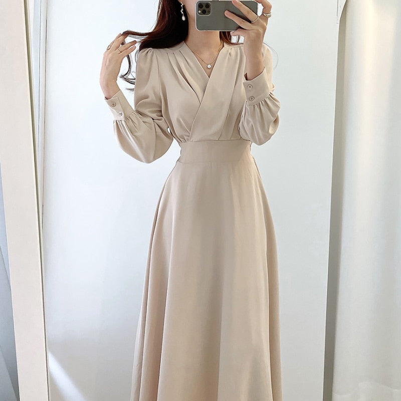 Mirla | Elegant klänning med puffärmar och V-ringning I A-linje-Eva Jonsson