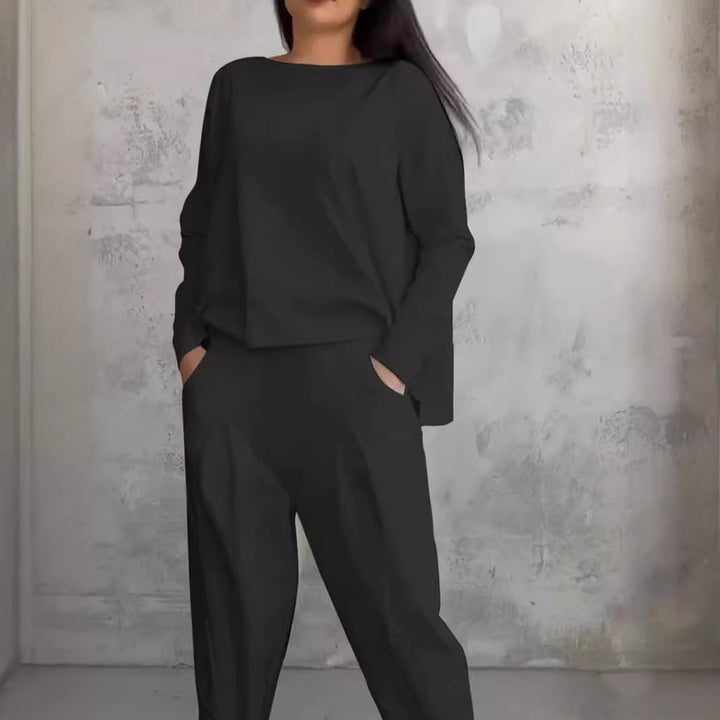 Mirla | Enfärgad Slim-Fit byxdress med rundad halsringning-Eva Jonsson