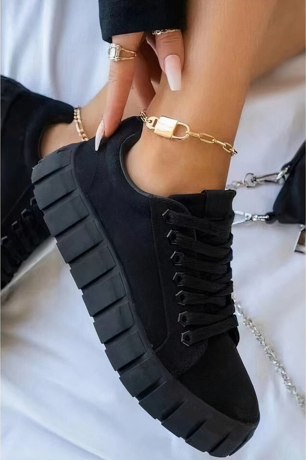 Mirla | Ensfärgade Låga Sneakers-Eva Jonsson