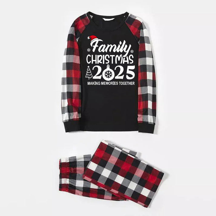 Mirla | Familj 2025 Julminnen Skapa Tillsammans Text och Tomteluva Tryckmönster - Svart Överdel med Röd&Svart&Vitrutiga Ärmar - Familj Matchande Pyjamas-Eva Jonsson