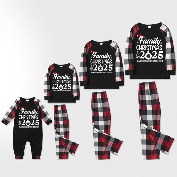 Mirla | Familj 2025 Julminnen Skapa Tillsammans Text och Tomteluva Tryckmönster - Svart Överdel med Röd&Svart&Vitrutiga Ärmar - Familj Matchande Pyjamas-Eva Jonsson