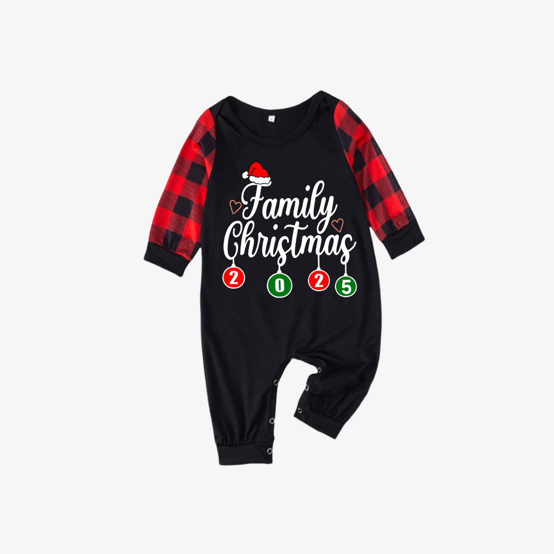 Mirla | Familjejul 2025 Bokstäver Tryck Svart & Röd Rutigt Familjeanpassad Svart Pyjamas-Eva Jonsson