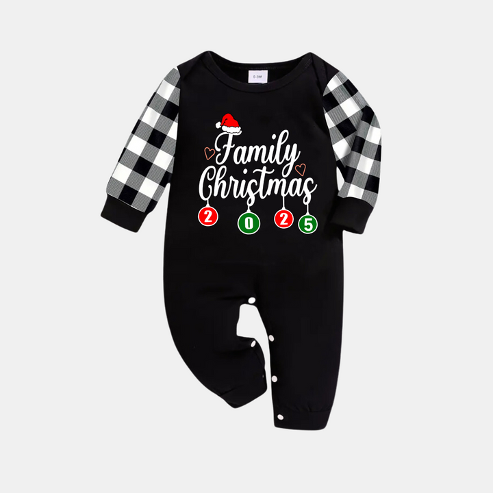 Mirla | Familjejul 2025 Svart Långärmad Topp med Svart-Vitrutiga Byxor Familjepassande Pyjamas-Eva Jonsson