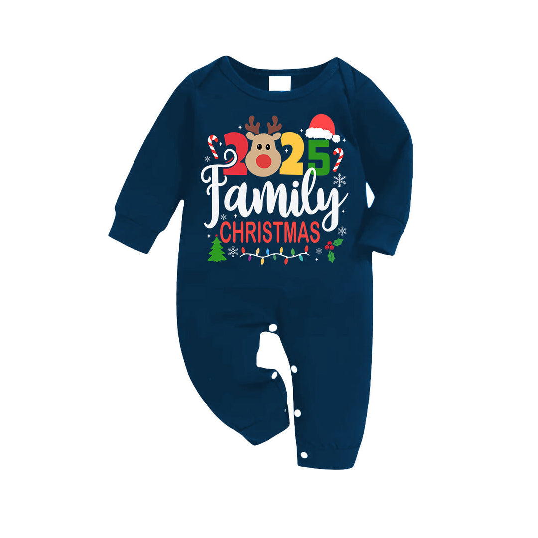 Mirla | Familjejul 2025 Text och Rådjurtryck Blå Långärmad Topp med Blårutigt Familje Matchande Pyjamas-Eva Jonsson