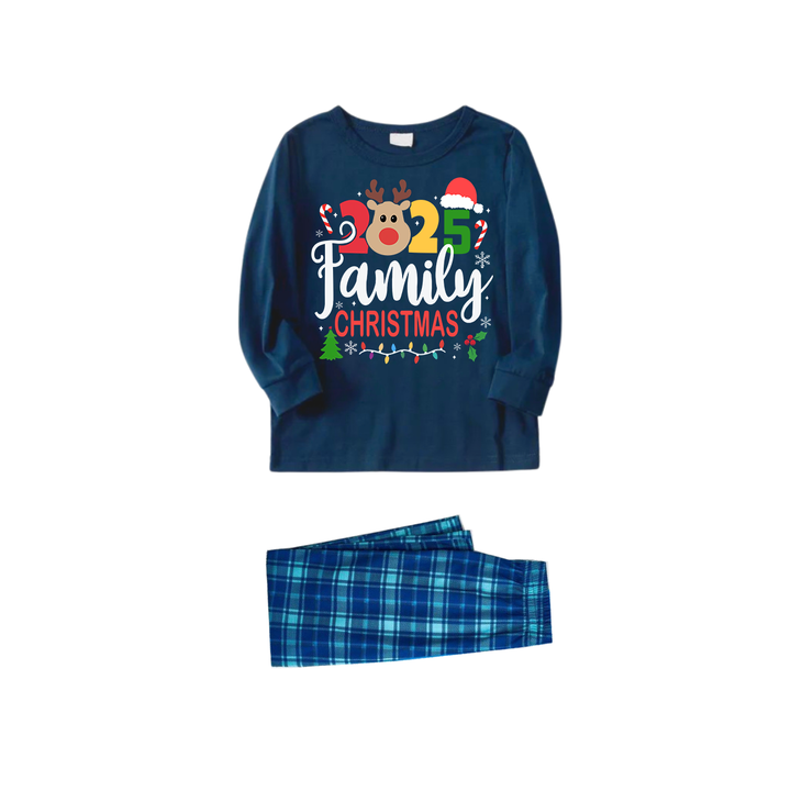 Mirla | Familjejul 2025 Text och Rådjurtryck Blå Långärmad Topp med Blårutigt Familje Matchande Pyjamas-Eva Jonsson