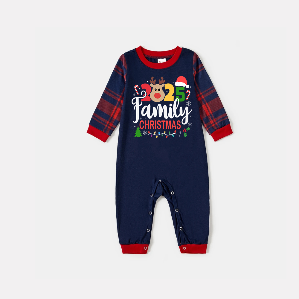 Mirla | Familjejul 2025 Text och Rehprints Blå Långärmad Tröja med Röd-Blå Rutig Byxor Jul Matchande Pyjamasar-Eva Jonsson