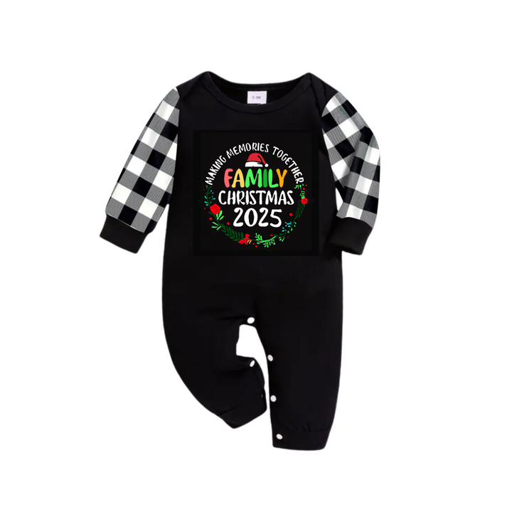 Mirla | Familjens Jul 2025 Skapa Minnen Tillsammans Texttryck Svart-Vitt Rutiga Familjepyjamas-Eva Jonsson
