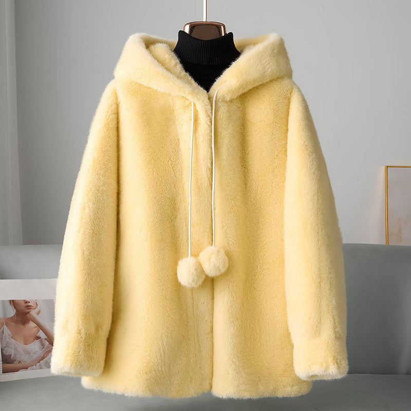 Mirla | Faux-Fur-Hoodie med Pom-Detaljer-Eva Jonsson