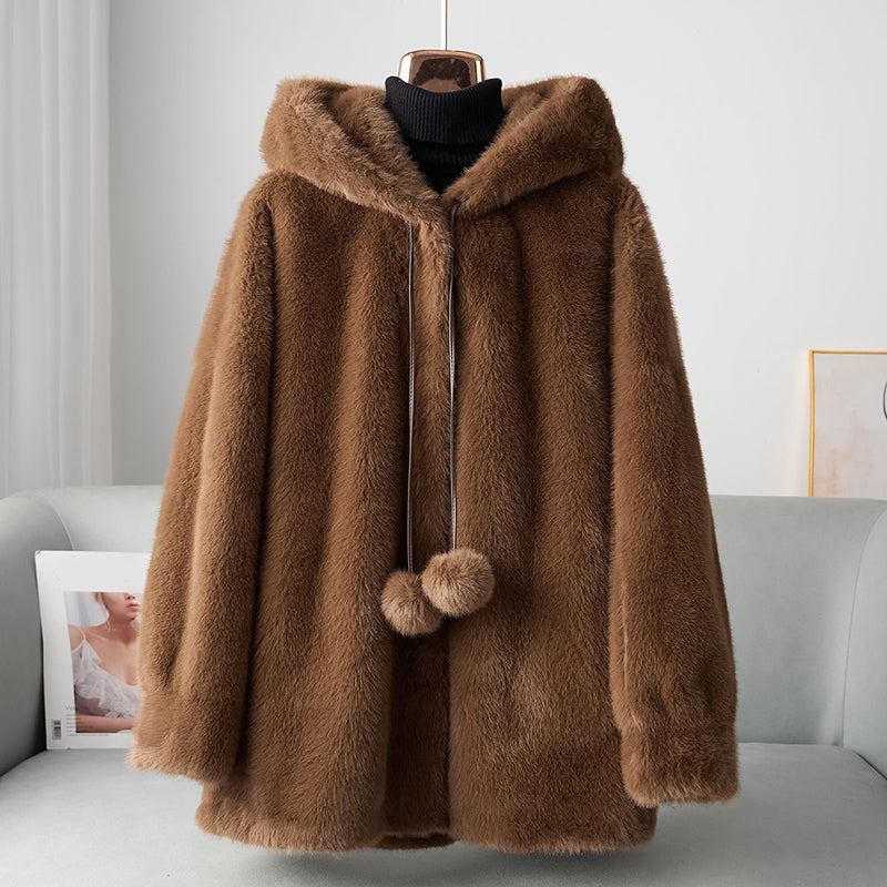 Mirla | Faux-Fur-Hoodie med Pom-Detaljer-Eva Jonsson