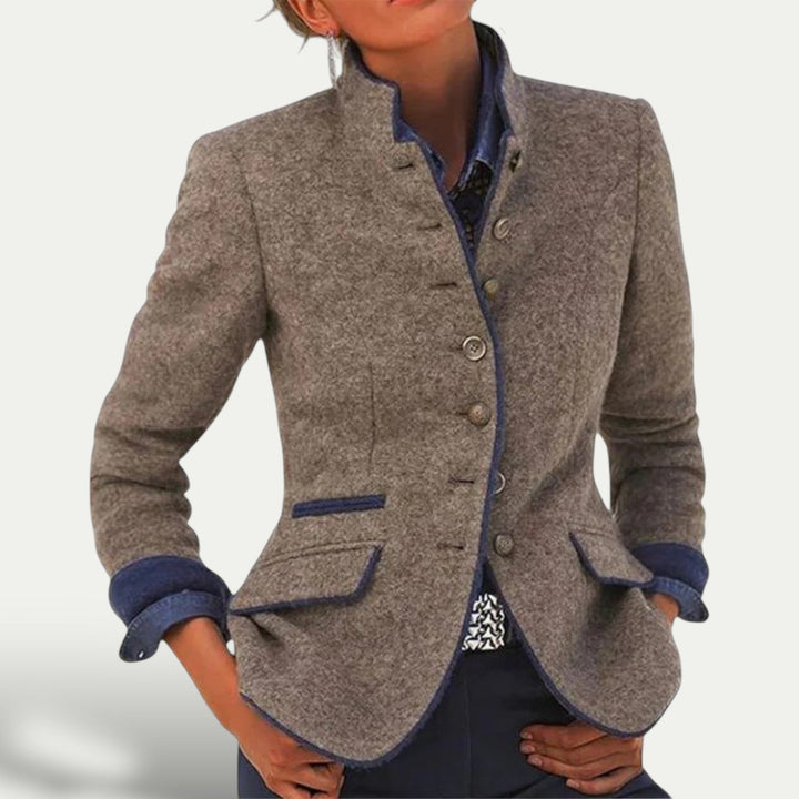 Mirla | Figursydd Korts Blazer med Ståkrage – Stilig Avslappnad Lager-Eva Jonsson