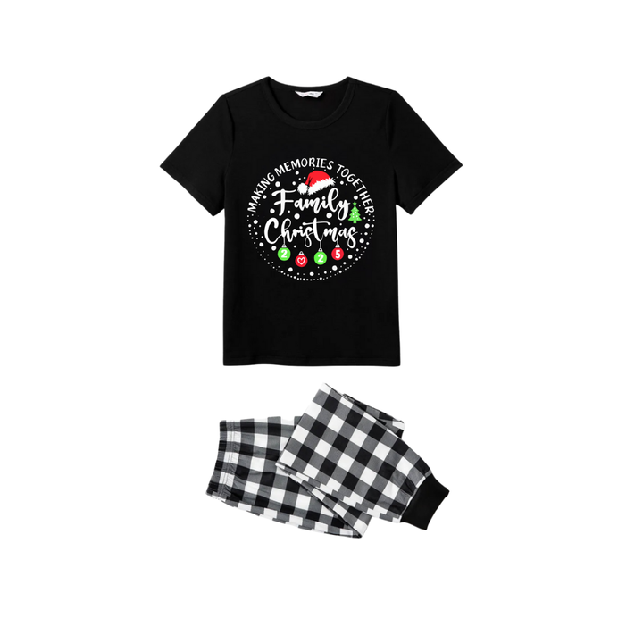 Mirla | Gemensamma Minnen Familj Jul 2025 Pyjamas-Set - Svart Topp Svart-Vit Rutiga Byxor Vit Text Grafik-Eva Jonsson