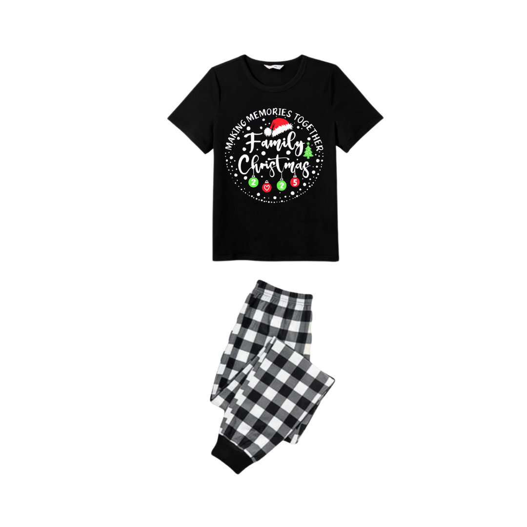 Mirla | Gemensamma Minnen Familj Jul 2025 Pyjamas-Set - Svart Topp Svart-Vit Rutiga Byxor Vit Text Grafik-Eva Jonsson