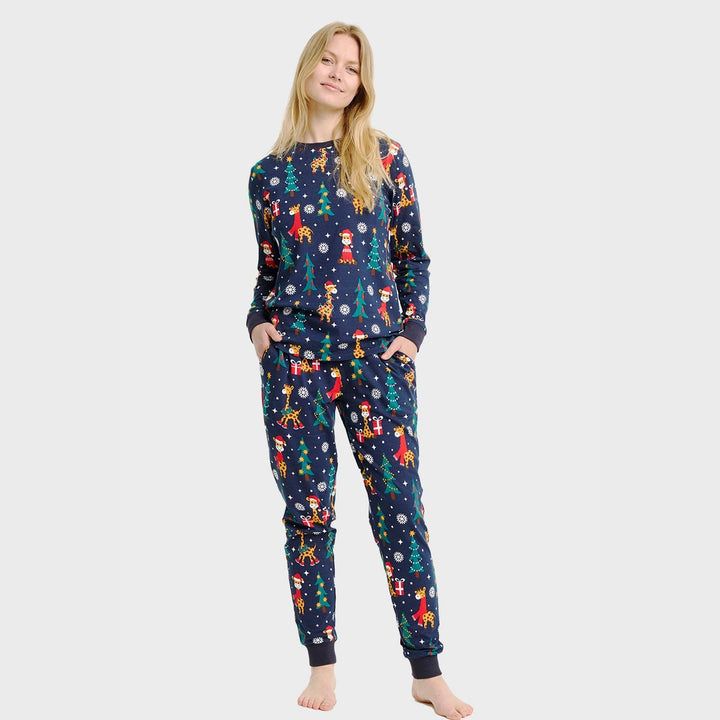 Mirla | Giraffens Julpyjamas - Dam-Eva Jonsson