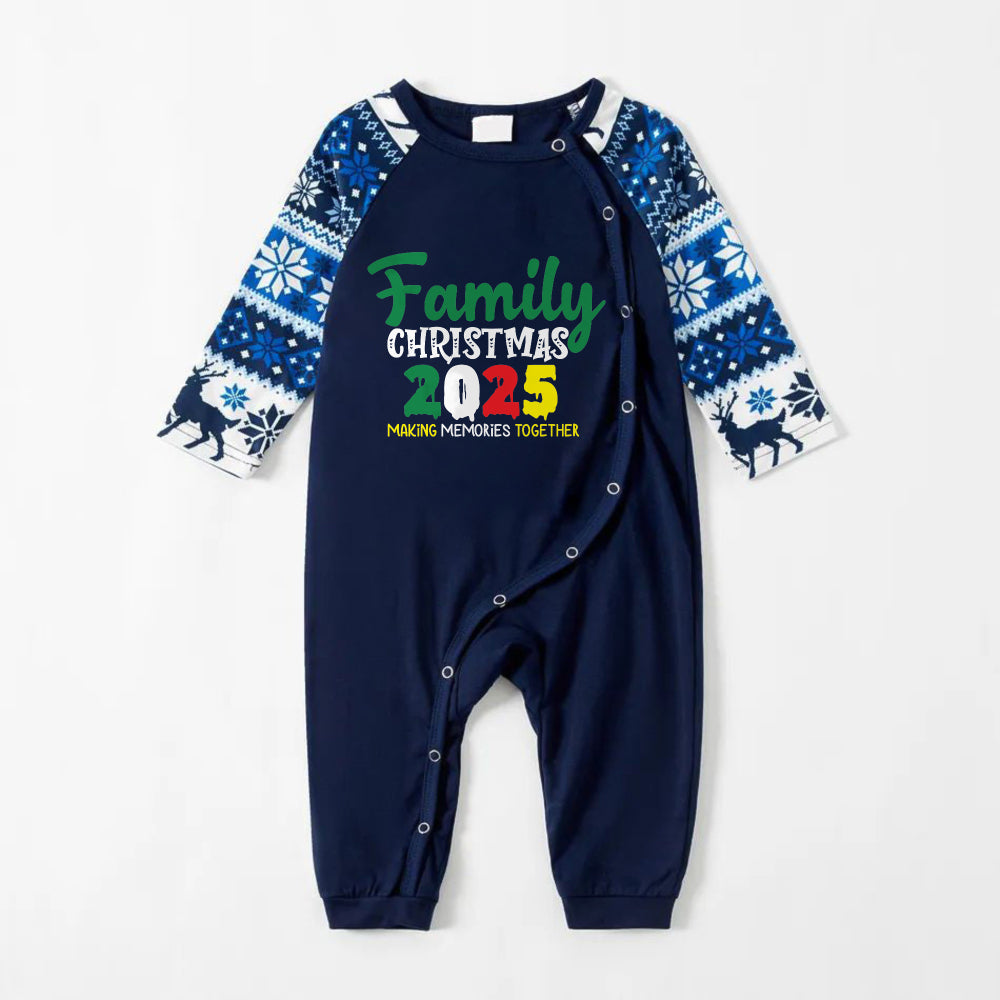 Mirla | Glad Blå Julpyjamas-Set med 2025 Familjejulfraser-Eva Jonsson