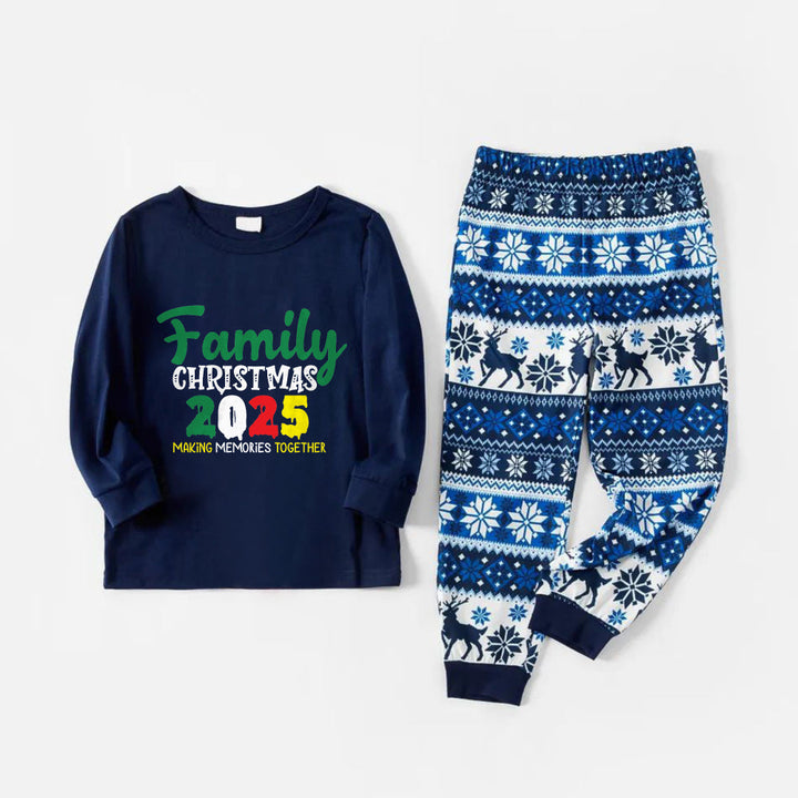 Mirla | Glad Blå Julpyjamas-Set med 2025 Familjejulfraser-Eva Jonsson