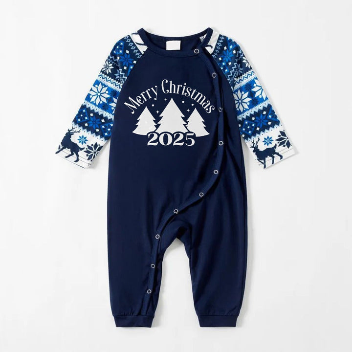 Mirla | Glada Blå Jul-Pyjamaset med Julgran- och Slogans-Designs-Eva Jonsson