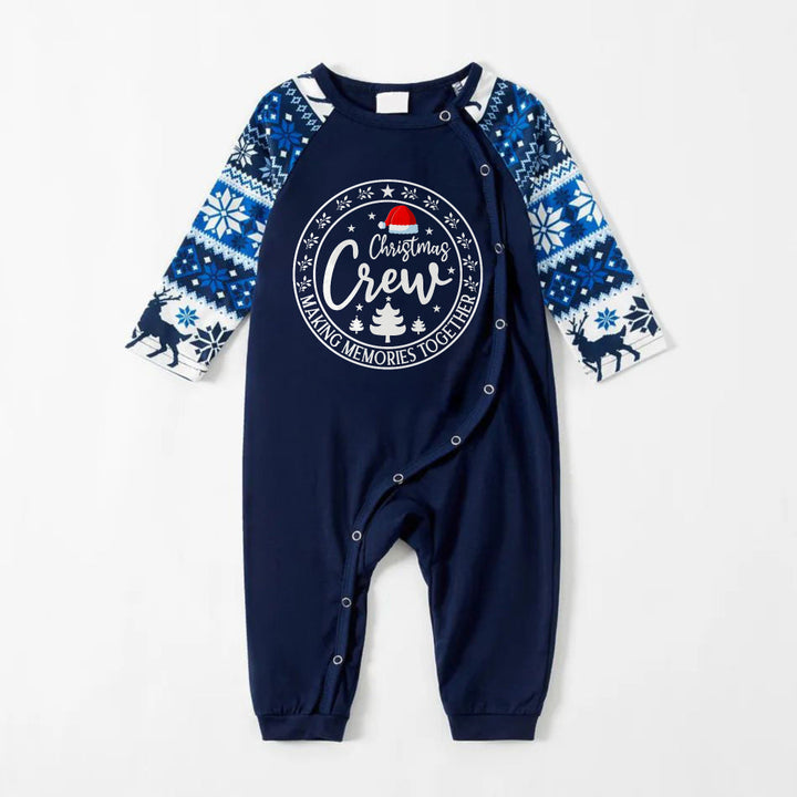 Mirla | Glädjefyllt Blå Julpyjamas-Set med Tomteluva och Christmas Crew Making Memories Together Tryck-Eva Jonsson