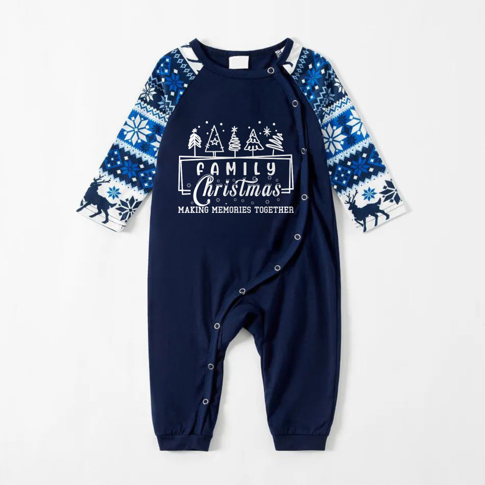 Mirla | Glatt Blå Julpyjamas-Set med Träd- och Helgtextdesign-Eva Jonsson