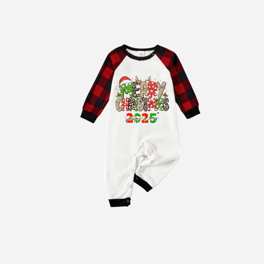 Mirla | God Jul 2025 Familj Jul Pyjamas Set - Vitt Överdel med Röda Rutorärmar och Röda Rutbyxor-Eva Jonsson