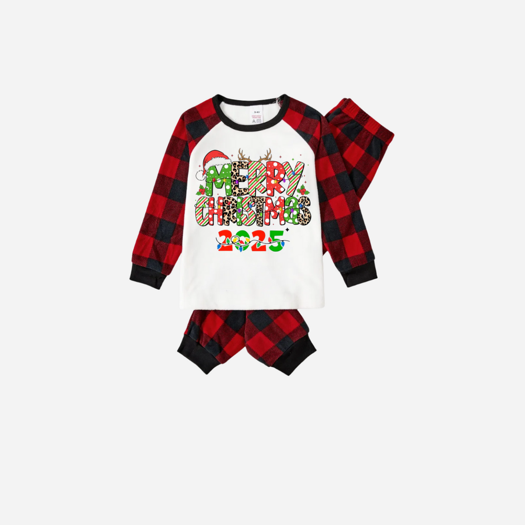 Mirla | God Jul 2025 Familj Jul Pyjamas Set - Vitt Överdel med Röda Rutorärmar och Röda Rutbyxor-Eva Jonsson