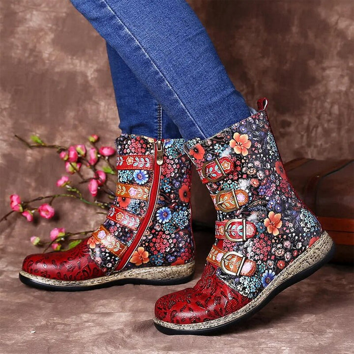 Mirla | Grakosystiefel med Retro-Metalldetaljer och Spännardekoration-Eva Jonsson