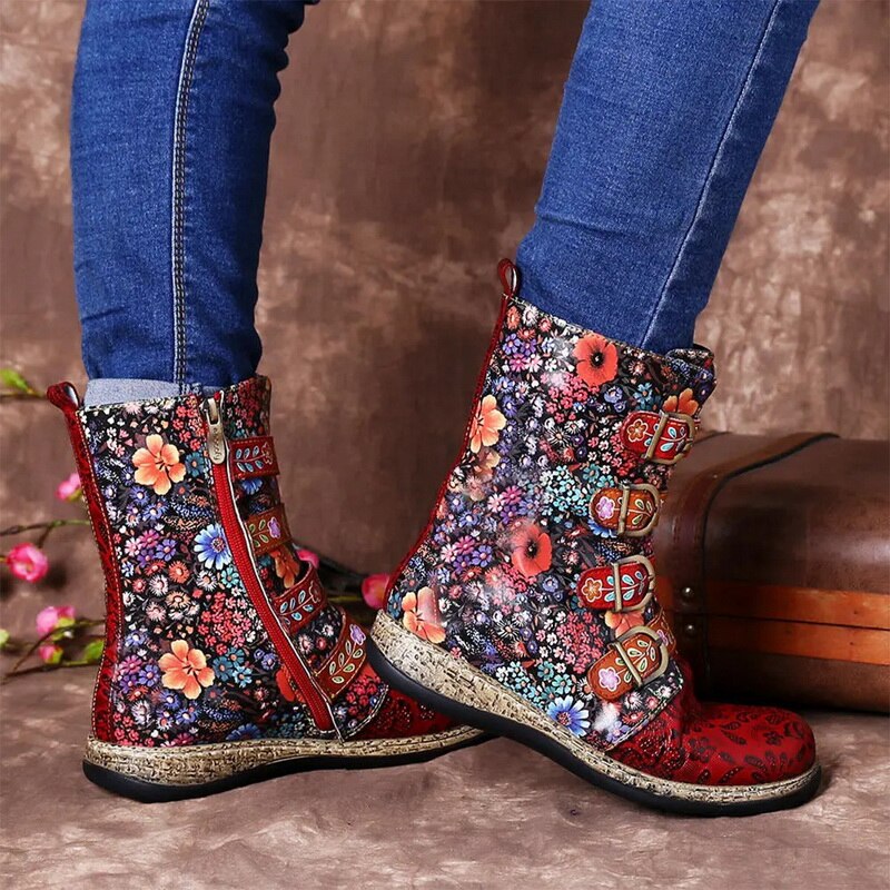Mirla | Grakosystiefel med Retro-Metalldetaljer och Spännardekoration-Eva Jonsson