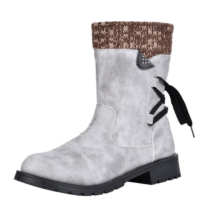 Mirla | Grakosystiefel med Retro-Metalldetaljer och Spännardekoration-Eva Jonsson