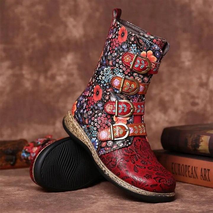 Mirla | Grakosystiefel med Retro-Metalldetaljer och Spännardekoration-Eva Jonsson