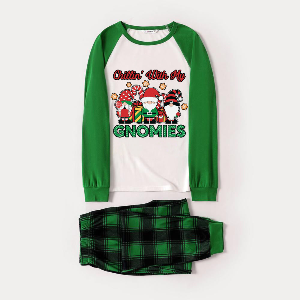 Mirla | Grön Raglan-Överdel Grönt Rutigt Julpyjamas-Set med Chillin With My Gnomies Grön och Röd Gnometryck-Eva Jonsson