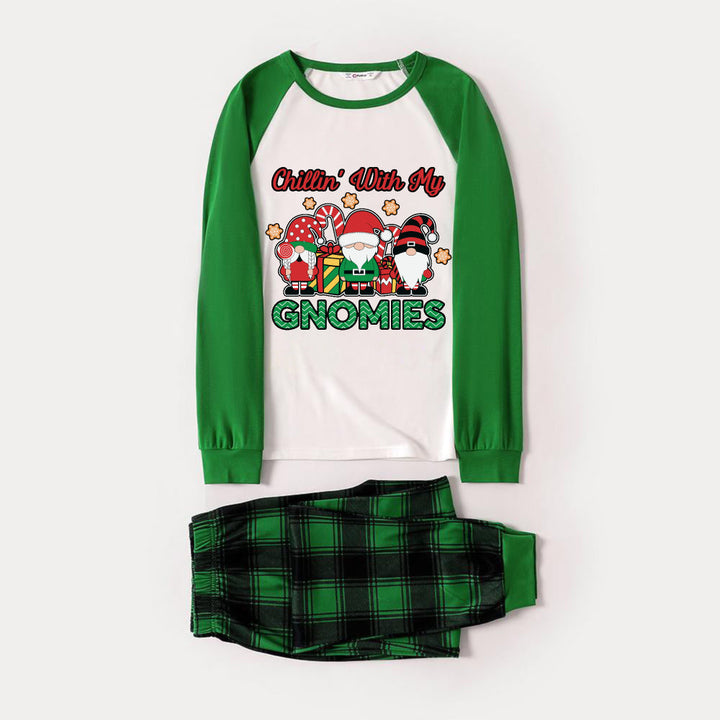 Mirla | Grön Raglan-Överdel Grönt Rutigt Julpyjamas-Set med Chillin With My Gnomies Grön och Röd Gnometryck-Eva Jonsson